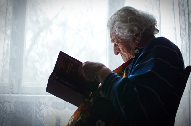 Важность чтения книг для пожилых людей